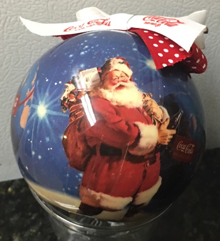 45217-1 € 6,00 coca cola kerstbal plastic kerstman in sneeuw.jpeg